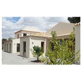 limpiezas-natura-vivienda-blanca-con-jardin-2.png