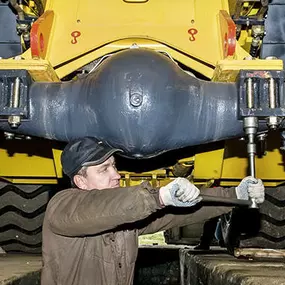 328840-mecanico-ajustando-tuerca-de-un-vehiculo-pesado.jpg