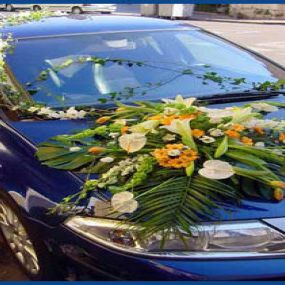 276088-floristeria-teresa-escribano-decoracion-floral-en-un-auto-color-azul.jpg