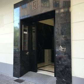 entrada-calle-marco-marmol-negro-01-g.jpg