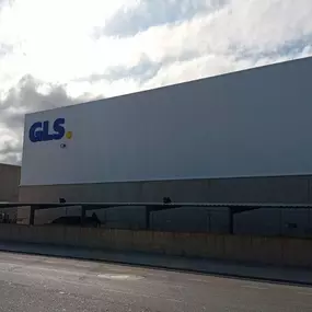 Delegación 80 de GLS en Viladecans, encargada de la distribución y el reparto de paquetes en distintos puntos de la provincia de Barcelona