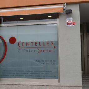 clinica-dental-centelles-fachada-01.jpg