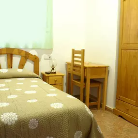 hostal-las-torres-habitacion-individual-02.jpg