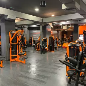 Zona de entrenamiento con peso guiado