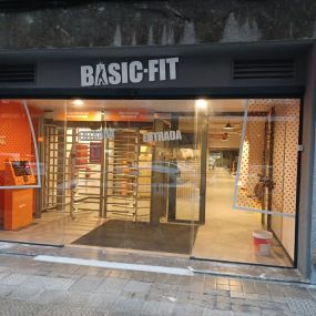 Fachada del gimnasio Basic-Fit Bilbao Rodríguez Arias