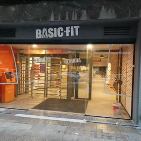 Fachada del gimnasio Basic-Fit Bilbao Rodríguez Arias