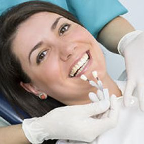 Dental-Luis-Picatto-mujer-con-odontologo.jpg