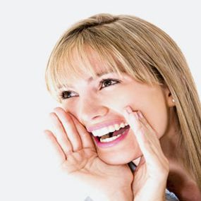 Dental-Luis-Picatto-mujer-con-dentadura-saludable.jpg