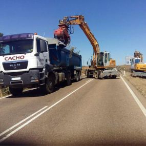 cacho-nivelaciones-y-contratas-carretera-grua-02.jpg