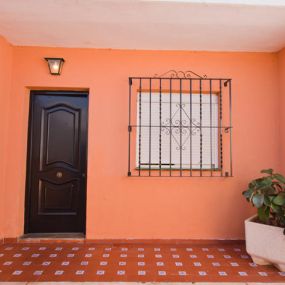 hostal-nueva-andalucia-exterior-02.jpg