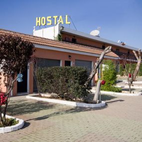 hostal-nueva-andalucia-fachada-01.jpg