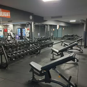 Zona de entrenamiento con mancuernas