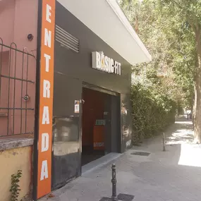 Entrada exterior del gimnasio