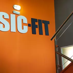 Escaleras con el logo de Basic-Fit