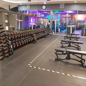 Zona de entrenamiento con mancuernas