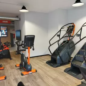 Zona de cardio, con bicis y máquinas de escaleras