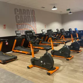 Zona de cardio, con cintas y bicis (entre otras máquinas)