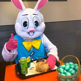 ???????? Même le lapin de Pâques a besoin d’une pause… et devinez où il a foncé ? Après avoir bondi toute la matinée, il a lâché les œufs pour un Whopper® bien chaud (et franchement, on peut pas lui en vouloir). ???? Et vous, vous venez chercher quoi aujourd’hui ? Un Whopper® ? Des œufs ? Pourquoi pas les deux ? ????