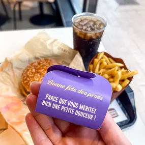 « Cher BK, on remet ça pour les papas ? » ????????
Un Whopper bien chaud…
et un petit carré de bonheur à savourer ????✨
BK s’occupe de tout (même de faire plaisir ????)