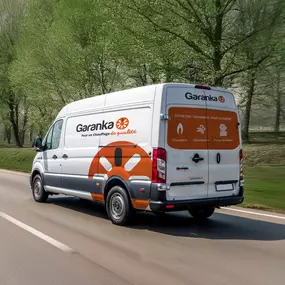 Véhicule Garanka en route vers un entretien, dépannage ou le remplacement d'une chaudière ou pompe à chaleur.