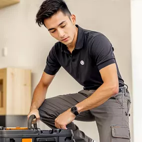 Technicien chauffagiste Garanka et ses outils pour entretenir et dépanner votre chaudière.