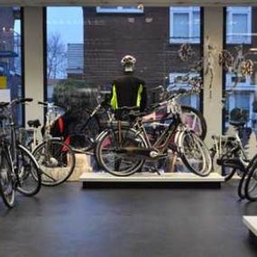 moderne, overzichtelijke winkel met gazelle, koga, ridley en cube fietsen
