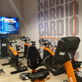 Zona de cardio, con zona de ciclo incluida. En ella podrás hacer las sesiones que quieras siguiendo las instrucciones de la pantalla.