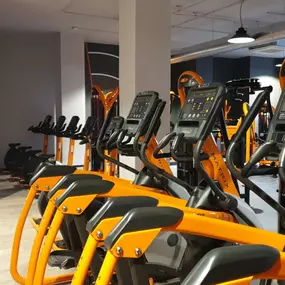 Zona de cardio, con máquinas elípticas.