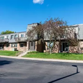 Hamilton Trace apartments in Road Okemos, MI