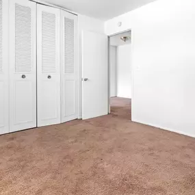 Bedroom in apartment in Warren