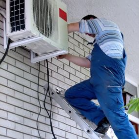 trabajador-instalando-aire-acondicionado.jpg