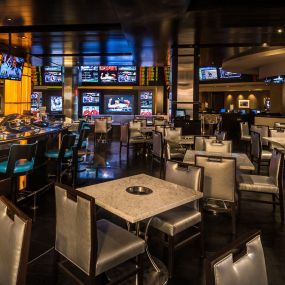 The ultimate sports bar, Ringer’s modern setting features a variety of sports viewing options, including sleek floor-to-ceiling LED screens and VIP Table Packages—so you can keep one eye on the game at all times.