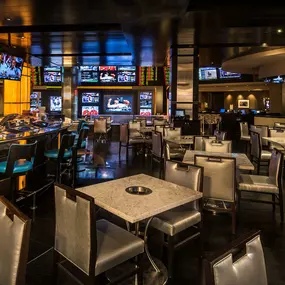 The ultimate sports bar, Ringer’s modern setting features a variety of sports viewing options, including sleek floor-to-ceiling LED screens and VIP Table Packages—so you can keep one eye on the game at all times.