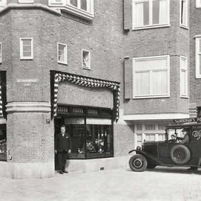 “De allereerste winkel in de Beethovenstraat was onze wijnhandel, zegt Theo van Broekhuizen lachend, ik weet niet wat dat over de buurt zegt”. Verhuisd vanuit de Johannes Verhulststraat naar de net opgeleverde Beethovenstraatbuurt in het jaar van de Olympische Spelen. Barend Jan (B.J.) mocht de locatie zelf kiezen; het werd de winkel op het pleintje op de hoek. Ook begon op nummer 11 zijn vrouw, Dora, een schoonheidssalon.