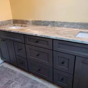 Bild von LT Granite & Cabinet