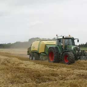 Grote balen stro persen