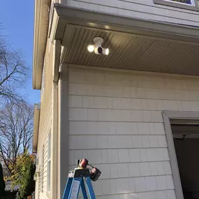 TWO Electrical Contracting just installed a neat and cutting edge electrical product. A Google Nest camera with floodlight. Electrical product that has 1080p HDR video, connects to homeowners Wi-Fi and so much more. Even a feature that can detect familar faces with a Nest Aware feature.