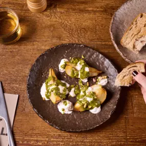 Pera asada con stracciatella y pesto de pistacho