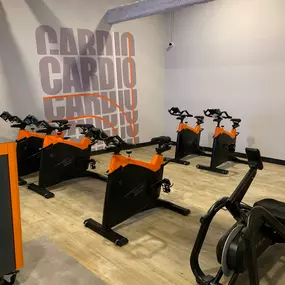 Zona de cardio, con bicis estáticas y máquinas de remo (entre otros)