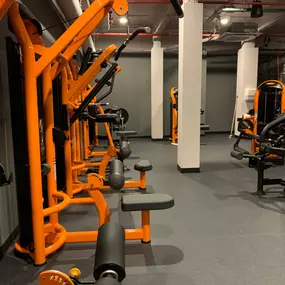 Zona de entrenamiento guiado, con máquinas Matrix para todos los grupos musculares.