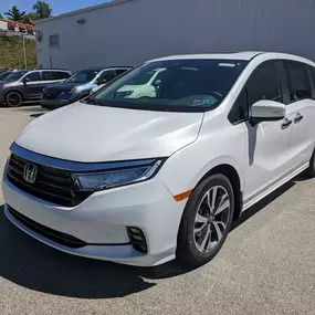 2021 Honda Odyssey Touring in Platinum White Pearl.