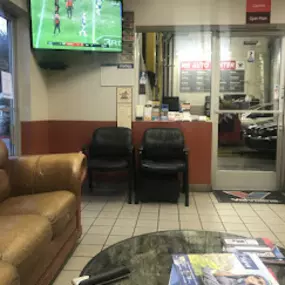 MB Auto Center Castaic, CA - waiting room