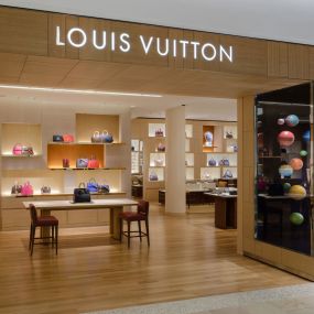 Bild von Louis Vuitton New York Saks Walt Whitman