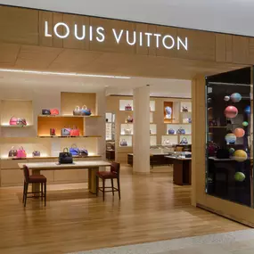 Bild von Louis Vuitton New York Saks Walt Whitman