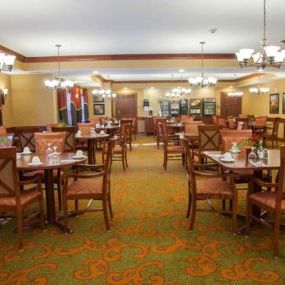 At Shoreview Senior Living, our residents enjoy home cooked, restaurant style meals served in beautiful dining areas. Our kitchen offers extensive hours and our professionally trained chefs create 3 delicious meals everyday, for breakfast, lunch, and dinner.