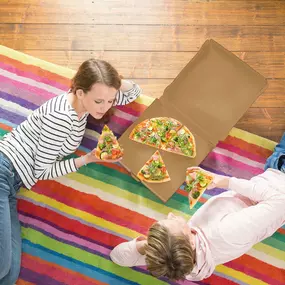 Junge Frauen mit MUNDFEIN Pizza