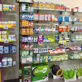 farmacia-gil-fajardo-estanterias-productos-03.jpg