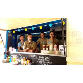 Das Golden Monkey Catering Team im Foodtruck