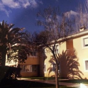 260537-centro-residencial-ruiz-y-latorre_fachada_de_residencia.jpg