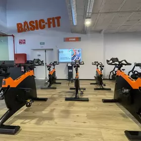 Zona de virtual cycling, con bicicletas y pantalla para realizar clases virtuales